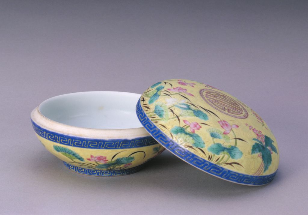 图片[1]-Yellow ground pastel flower pattern group longevity character cover box-China Archive